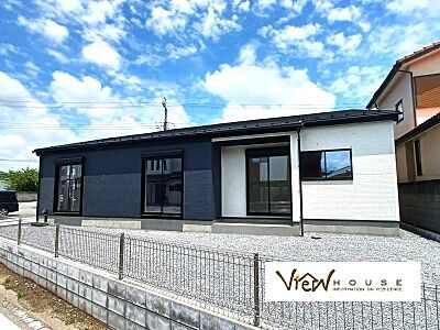 外観:■青空に映えるモダンな平屋♪お洒落な下がり天井キッチンと充実収納の家! ■内覧できます♪ 【ビューハウス太田店】0120-458-333までお気軽に♪ 外観:■青空に映えるモダンな平屋♪お洒落な下がり天井キッチンと充実収納の家! ■内覧できます♪ 【ビューハウス太田店】0120-458-333までお気軽に♪