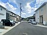 その他：前道は広々としており車の出し入れもしやすそうです。
