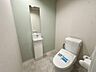 トイレ：トイレも新規交換済です。ミントグリーンの壁紙が爽やかな印象を与えます。