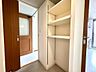収納：洗面室には可動棚があり、リネンや衣服の収納に便利です。