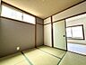 和室：2階の4.5帖の和室です。上部に窓があり押し入れを完備しています。