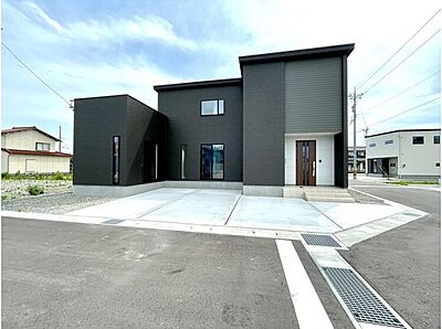 外観：能美根上IC・国道8号線まで車で8分！　高天井+ふかし壁でおしゃれなリビングが魅力です。