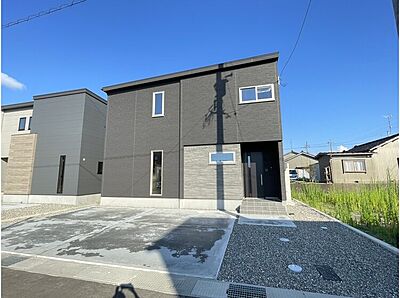 外観：今江小学校まで徒歩約4分と親御様も安心の立地！　広々とした洗面脱衣室は子育て世代には嬉しいですね！