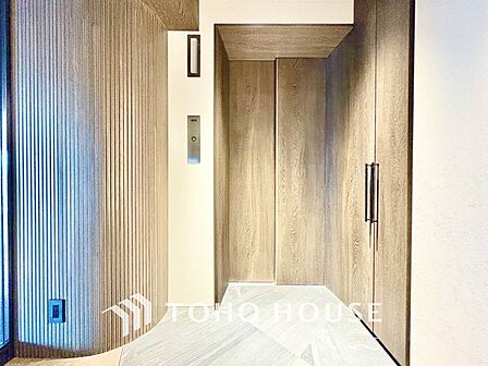 最上階の部屋直結のエレベータ。ルームキーがないと最上階を押せないので、セキュリティもバッチリ。