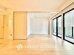 ◆窓を開けると◆冷涼な風、そよぐリビング。だんらんの場所はここから始まり、ここで終わる。家族の笑顔が集う素敵な場所だから、こだわり抜いた思いが詰まっているのだと思う。
