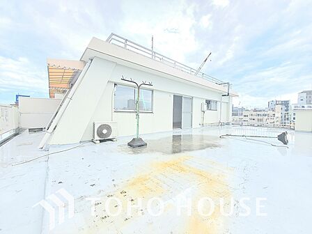 都心では珍しい、開放感あふれる広さのルーフバルコニーです。青空の下、ガーデニングやチェアを置いてくつろいだり、多目的に利用できます。
