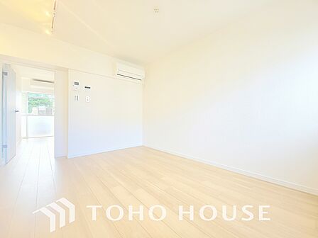 陽光が降り注ぐ、開放的な大空間です。家族の絆を育み、ゲストをもてなす舞台となる、心豊かな団らんの時間が流れます。