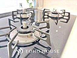 ここはみんなが集い、食事と楽しい会話が始まる場所。話に夢中になりすぎて、ついつい時を忘れ、夜半過ぎになってしまう。そんな束の間の幸せを感じさせてくれます。