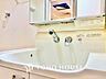 洗面：【Wash basin】十分な大きさの洗面台は収納力大。身だしなみチェックや歯磨きなど、朝の慌ただしい時間でも余裕とゆとりを感じられる。