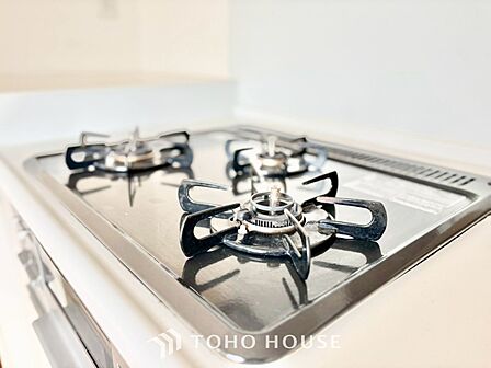 ◆今宵の食卓◆ダウンライトに反射するグラスを眺めながらワインを注ぐ。トクトクと心地いい音をさせながら、フランスの古城を思わせる薫りがたちこめ、とても幸せな時を過ごせる。