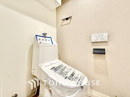 ◆トイレ◆トイレも全て新品に交換されており、清々しく新生活を始めることができます。白基調の清潔感のある空間に生まれ変わりました。