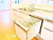 食器収納も充実した、片付けやすいキッチン。毎日の家事が快適に進みます。