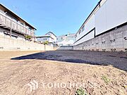 ◆木漏れ日◆の様な採光が優しく足元を照らし、心地いい暮らしの道しるべを写し出す。この空間で過ごす家族との語らいの時間がとても素敵で幸せを感じるかもしれない。
