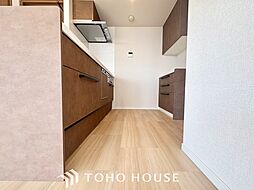 【KITCHEN】◆ワクワク◆開放的で機能性も高いシステムキッチン。お子様は毎日のご飯にワクワク！