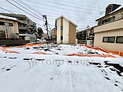 【受け継がれる安らぎ】いつまでも色褪せない、洗練されたデザイン。澄み切った空気の中で、家族の物語がゆっくりと動き出す。幸せを噛みしめ、大切な人と手を取り合って歩む、豊穣なる生活の舞台。