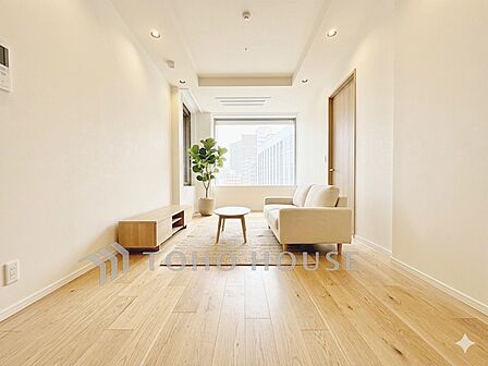 【Living Room】窓を開けると通り抜ける心地よい風。