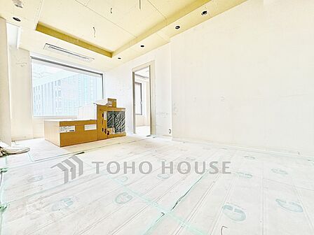 【Living Room】空間に余白があるという贅沢。家具を配置してもゆとりを感じる設計。自然と人が集まるリビングです。