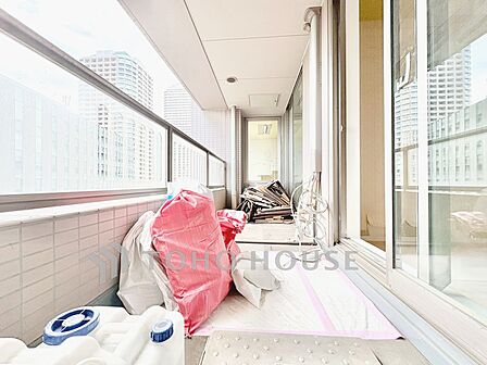 【Balcony】空を近くに感じる開放的な空間。陽当たりも良く、洗濯物も気持ちよく乾きます。日常に少しの余白を。
