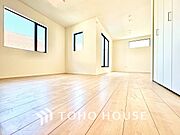 【Living Room】帰宅後、ほっと一息つける場所。家具配置により、暮らしのサイズ感もイメージしやすく。毎日を整えるリビングです。
