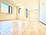 リビング/ダイニング：【Living Room】帰宅後、ほっと一息つける場所。家具配置により、暮らしのサイズ感もイメージしやすく。毎日を整えるリビングです。