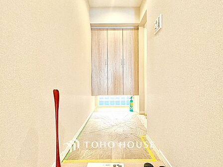 【玄関】出入りのしやすい、ゆとりを感じる玄関空間です。
