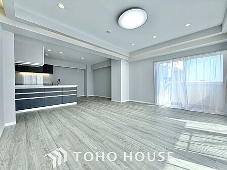 叶えたかったのは落ち着きのあるナチュラルな風合い、そして開放感があるリビング。優雅な気分に浸れる幸せな時間を家族が自然と集まりたくなるこの空間で。