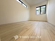 プライベートな時間を大切にできる、落ち着いた洋室。収納も充実し快適な暮らしを実現します。