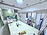 リビング/ダイニング：【改装中】居心地のいい暮らしには欠かせない眩い採光。ゆったりとした幅の窓からこの空間に降り注ぐ採光が絶えない。明るいリビングこそ居心地のいい暮らしが待っているのだと思う。