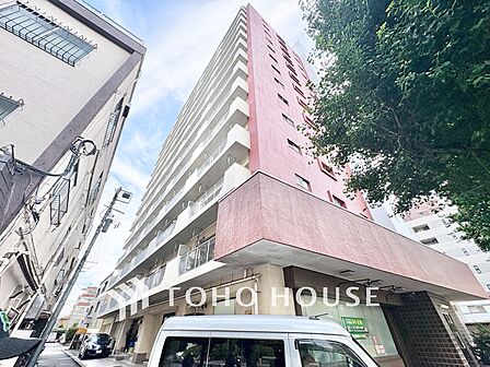 特徴的なツートンカラーが印象的な外観デザイン。周囲の街並みの中でも存在感を放つマンションです。