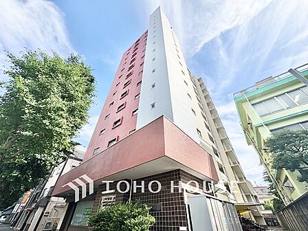 空へ伸びるようなフォルムが印象的なレジデンス。街のランドマークとしての存在感を放ちながら、都心の利便性も享受できる住環境です。