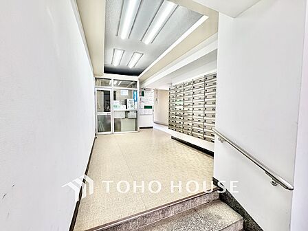 広々としたエントランス空間。メールボックスが整然と並び、管理体制の良さが感じられます。