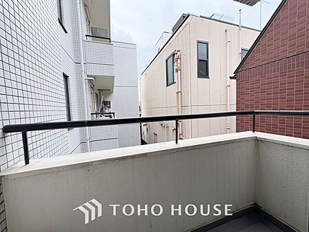 ◆青空テラス◆ベランダから望む紺碧の空からそよ風、そして目に映るのはグリーン広がる風光明媚な世界。それは清々しい自然の薫りを肌で感じる幸せな空間。