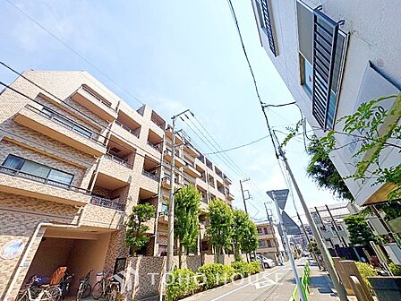 【Exterior】整ったフォルムが印象的な佇まい。シンプルだからこそ美しい設計。街と調和する住まいです。