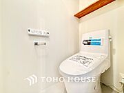 ◆トイレ◆トイレも全て新品に交換されており、清々しく新生活を始めることができます。白基調の清潔感のある空間に生まれ変わりました。