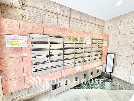 ◆リビング◆たくさんの窓から注ぐ太陽の光。時間の経過とともに光と影のコントラストがこの空間のムードを変え、部屋に変化と温もりをもたらしてくれる。