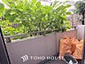 その他：【By the window】◆窓辺◆窓を開けベランダに出ると当所なく広がる街と空のスクリーン。風が凪ぎ一時停止する目の前の画面