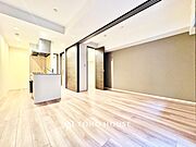 ◆木漏れ日◆の様な採光が優しく足元を照らし、心地いい暮らしの道しるべを写し出す。この空間で過ごす家族との語らいの時間がとても素敵で幸せを感じるかもしれない。