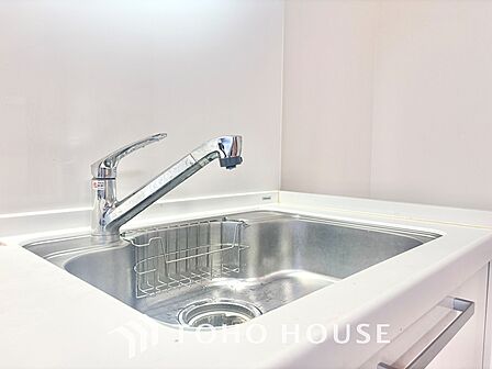 キッチンは家族の絆を育む大切な空間。シンプルで使い易いシステムキッチンで愉しく作る料理は愛情のある美味しいご馳走に。家族で使えるダイニングキッチンです。