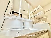 ◆洗面◆清潔感のある水回り。白で統一されたスタイリッシュな空間。毎日使う場所だから究にシンプルにこだわりました。