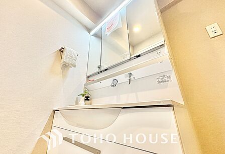 気持ちの良い朝をつくりだし、夕方には笑顔を取り戻させてくれるミラー。パウダールームはいつでも本来の自分を取り戻せる空間。明るく仕上げてあります。
