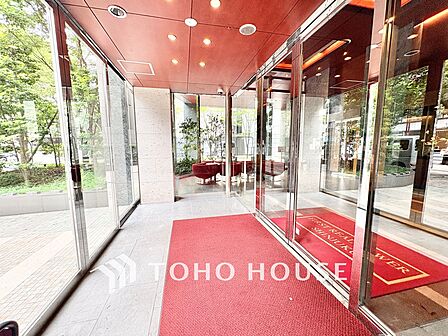 ホテルライクなエントランスホールが日々の暮らしをワンランク上へ。上質な迎賓空間が住まう誇りを演出します。