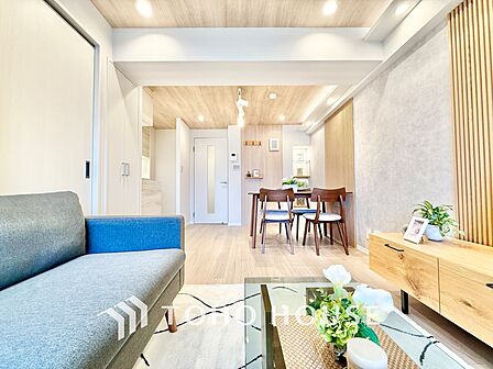 ◆今宵の食卓◆ダウンライトに反射するグラスを眺めながらワインを注ぐ。トクトクと心地いい音をさせながら、フランスの古城を思わせる薫りがたちこめ、とても幸せな時を過ごせる。