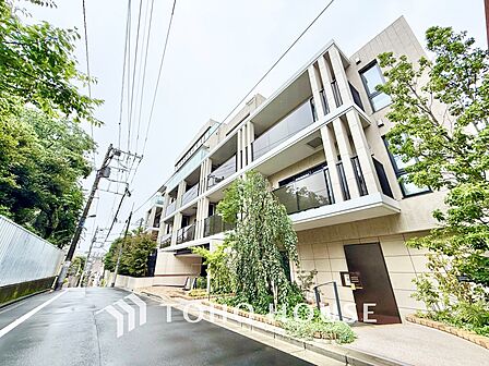 ◆居心地のいい暮らし◆には欠かせない眩い採光。ゆったりとした幅の窓からこの空間に降り注ぐ採光が絶えない。明るいリビングこそ居心地のいい暮らしが待っているのだと思う。