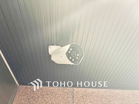 エントランスや共用部を見守る防犯カメラが設置されており、防犯意識の高さが感じられます。一人暮らしの方や夜遅くの帰宅が多い方でも、心強い安心の設備です。