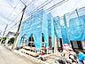 外観：完成へ向けて着々と工事が進行中。現地では建物のボリュームや街並みをご確認いただけます。