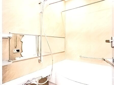 【浴室】《一日の疲れを落としてくれる場所は、落ち着く場所でなければならない》 高級感溢れるカラーと大きさ・柔らかな曲線で構成された半身浴も楽しめるバスタブが心地よさをもたらします。