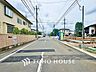 その他：【Production of light】新旧織り交ぜた戸建住宅が立ち並ぶ通り。静かな時間の流れ。ゆっくりと傾いていく陽の光が、清楚な外観を色鮮やかに演出しています。