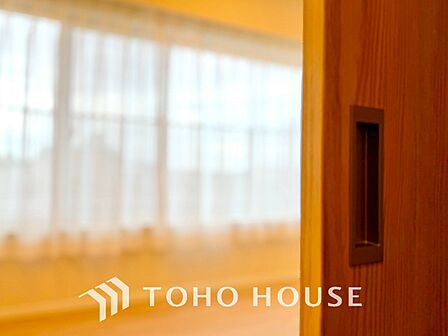 【LIVING】◆眩い◆光が燦々と入り、家族の笑顔を照らす。「いつまでも続いて」と願う夢のような毎日がここにある。
