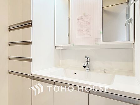 【WASHROOM】◆快適◆煌びやかな暮らしの中にも忘れたくない快適さ。大きな収納が助けてくれます。