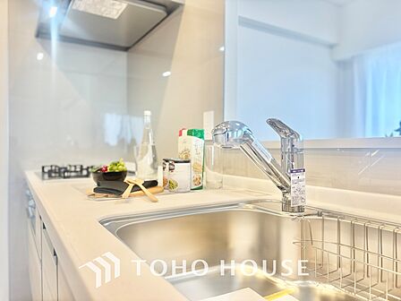 【KITCHEN】◆開放的◆後片付けが楽なシステムキッチン。収納スペースの充実!